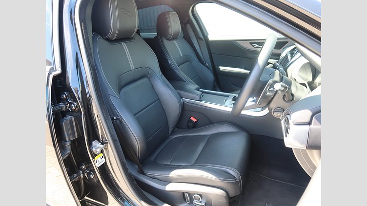 2020 認定中古車 Jaguar XE サントリーニブラック D200 AWD（オートマチック）MHEV 4 door Saloon R-DYNAMIC S