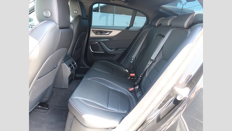 2020 認定中古車 Jaguar XE サントリーニブラック D200 AWD（オートマチック）MHEV 4 door Saloon R-DYNAMIC S