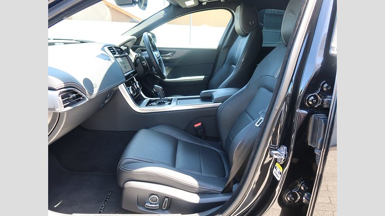 2020 認定中古車 Jaguar XE サントリーニブラック D200 AWD（オートマチック）MHEV 4 door Saloon R-DYNAMIC S