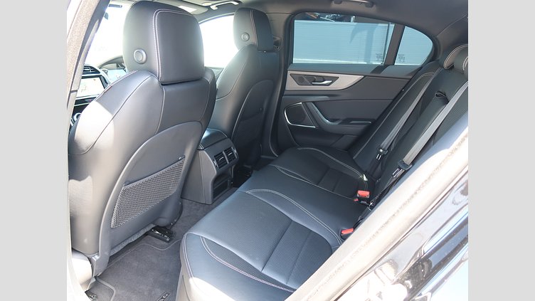 2020 認定中古車 Jaguar XE サントリーニブラック D200 AWD（オートマチック）MHEV 4 door Saloon R-DYNAMIC S