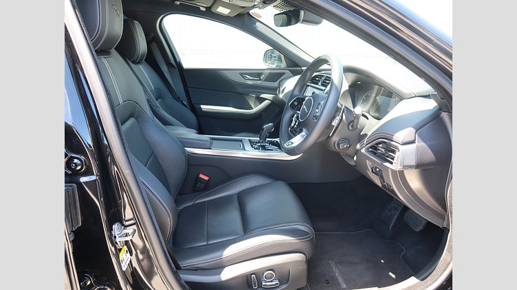 2020 認定中古車 Jaguar XE サントリーニブラック D200 AWD（オートマチック）MHEV 4 door Saloon R-DYNAMIC S