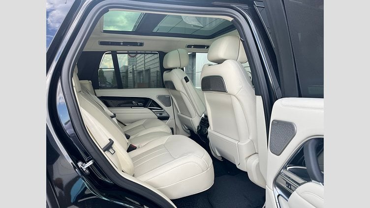 2025 SKLADOVÉ VOZIDLÁ Land Rover Range Rover Čierna Santorini P530 AWD SWB Autobiography