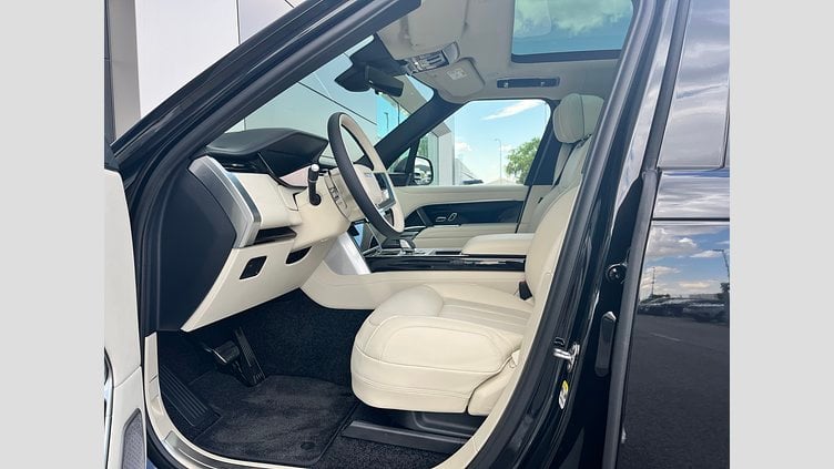 2025 SKLADOVÉ VOZIDLÁ Land Rover Range Rover Čierna Santorini P530 AWD SWB Autobiography