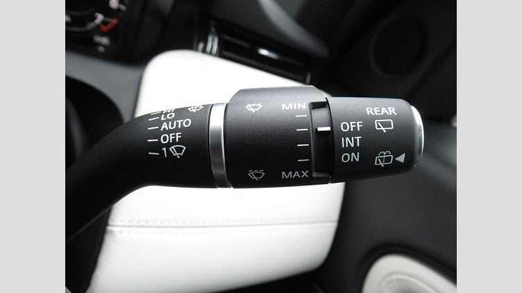 2024 認定中古車 Land Rover Discovery Sport サントリーニブラック プラグインハイブリッド（ガソリン） 標準ホイール Dynamic HSE