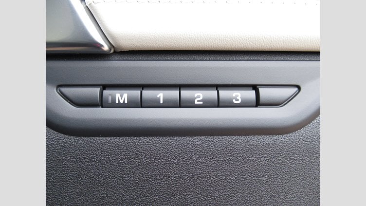 2024 認定中古車 Land Rover Discovery Sport サントリーニブラック プラグインハイブリッド（ガソリン） 標準ホイール Dynamic HSE