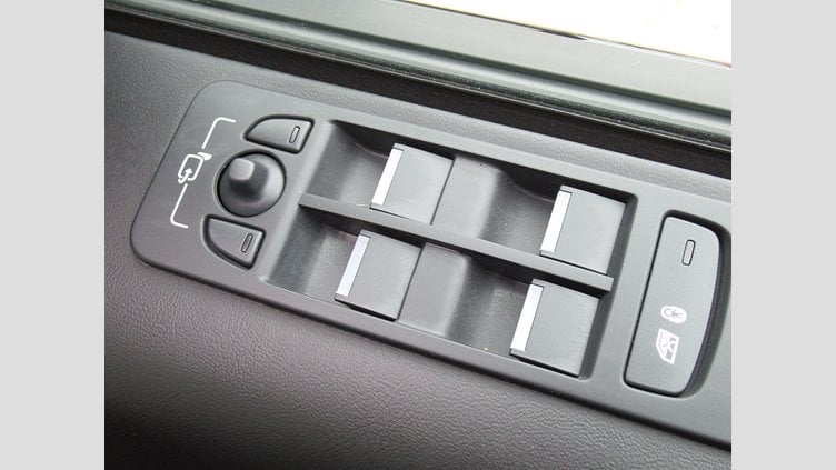 2024 認定中古車 Land Rover Discovery Sport サントリーニブラック プラグインハイブリッド（ガソリン） 標準ホイール Dynamic HSE