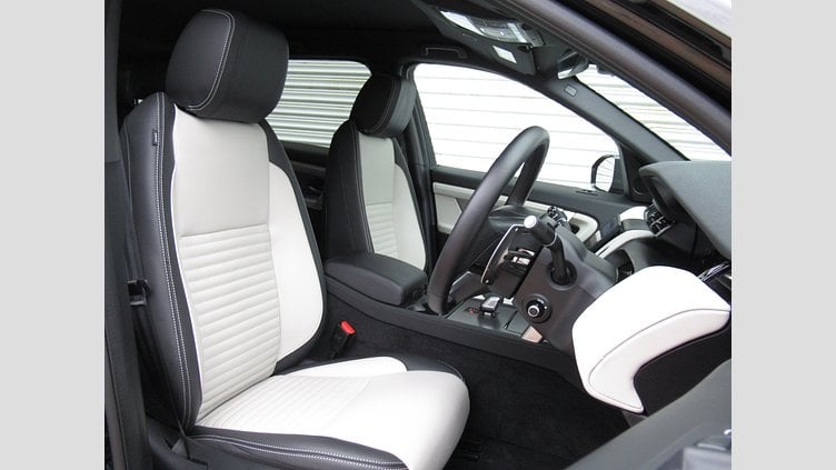 2024 認定中古車 Land Rover Discovery Sport サントリーニブラック プラグインハイブリッド（ガソリン） 標準ホイール Dynamic HSE