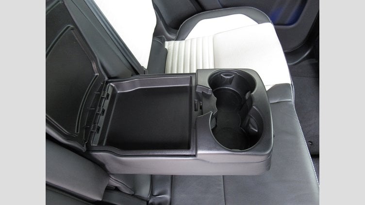 2024 認定中古車 Land Rover Discovery Sport サントリーニブラック プラグインハイブリッド（ガソリン） 標準ホイール Dynamic HSE