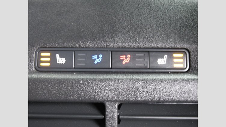 2024 認定中古車 Land Rover Discovery Sport サントリーニブラック プラグインハイブリッド（ガソリン） 標準ホイール Dynamic HSE