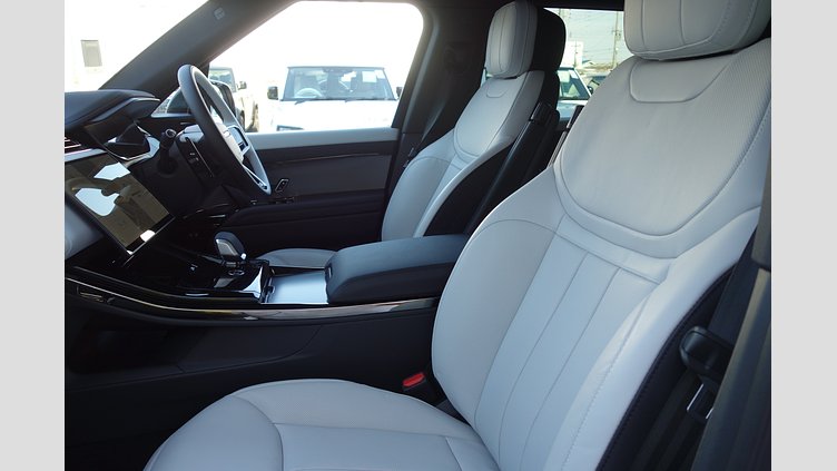 2024 認定中古車 Land Rover Range Rover Sport オストゥーニパールホワイト P550eプラグインハイブリッド（ガソリン） スタンダードホイールベース Dynamic SE