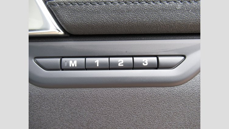 2024 認定中古車 Land Rover Discovery Sport オストゥーニパールホワイト D200マイルドハイブリッド（ディーゼル） 標準ホイール S