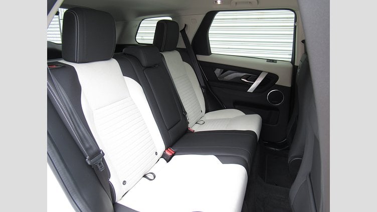 2024 認定中古車 Land Rover Discovery Sport オストゥーニパールホワイト D200マイルドハイブリッド（ディーゼル） 標準ホイール S