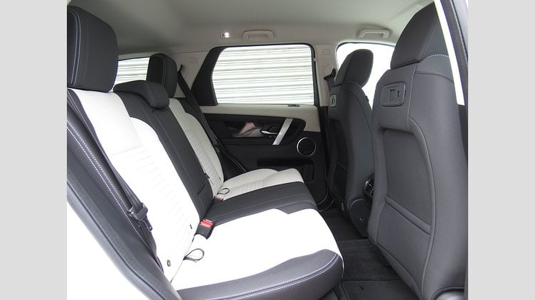 2024 認定中古車 Land Rover Discovery Sport オストゥーニパールホワイト D200マイルドハイブリッド（ディーゼル） 標準ホイール S