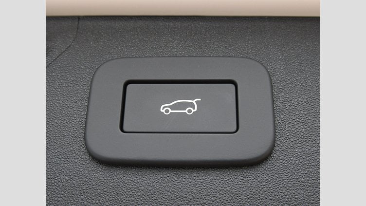 2024 認定中古車 Land Rover Discovery Sport オストゥーニパールホワイト D200マイルドハイブリッド（ディーゼル） 標準ホイール S