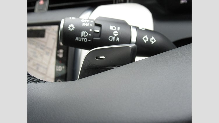 2024 認定中古車 Land Rover Discovery Sport オストゥーニパールホワイト D200マイルドハイブリッド（ディーゼル） 標準ホイール S