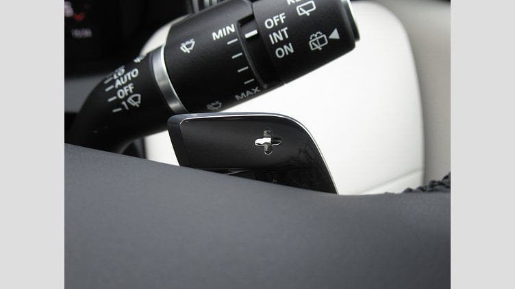 2024 認定中古車 Land Rover Discovery Sport オストゥーニパールホワイト D200マイルドハイブリッド（ディーゼル） 標準ホイール S