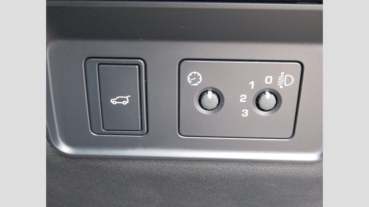 2024 認定中古車 Land Rover Discovery Sport オストゥーニパールホワイト D200マイルドハイブリッド（ディーゼル） 標準ホイール S