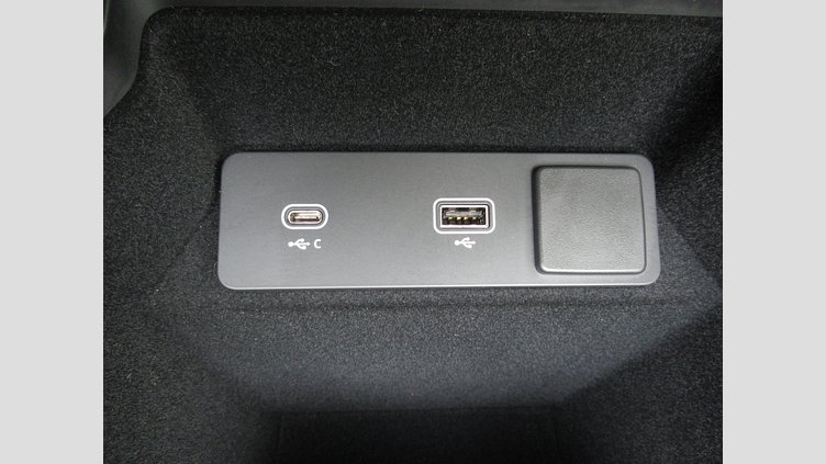 2024 認定中古車 Land Rover Discovery Sport オストゥーニパールホワイト D200マイルドハイブリッド（ディーゼル） 標準ホイール S