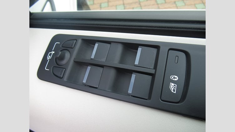 2024 認定中古車 Land Rover Discovery Sport オストゥーニパールホワイト D200マイルドハイブリッド（ディーゼル） 標準ホイール S
