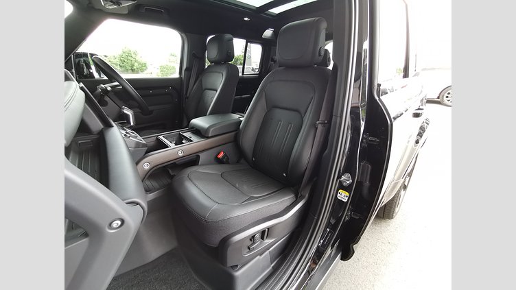 2022 認定中古車 Land Rover Defender 110 サントリーニブラック D300 AWD（AT） X