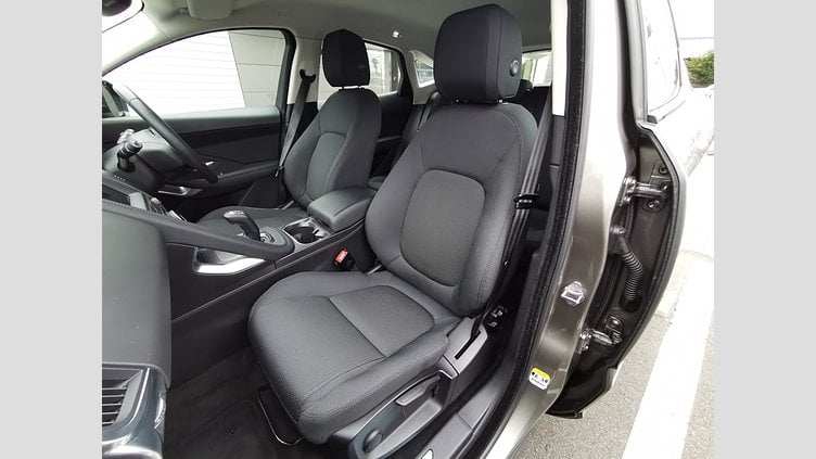 2019 認定中古車 Jaguar E-Pace シリコンシルバー P200 オートマチック全輪駆動 ベースグレード
