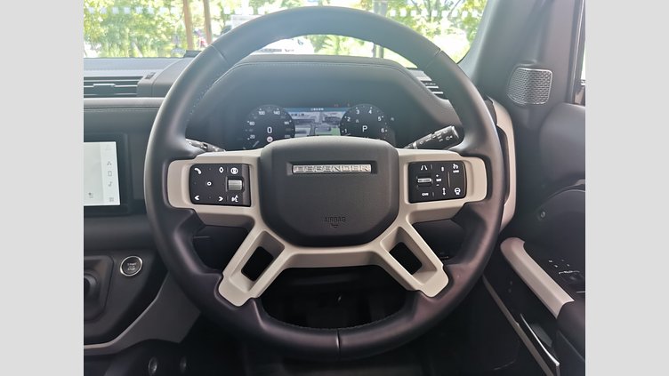 2023 認定中古車 Land Rover Defender 110 サントリーニブラック P300 AWD（AT） SE