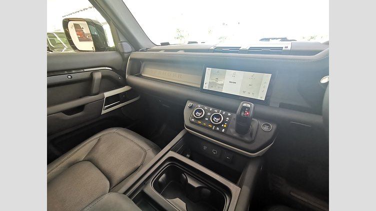 2023 認定中古車 Land Rover Defender 110 サントリーニブラック P300 AWD（AT） SE