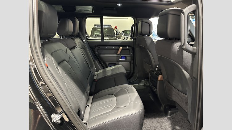 2023 認定中古車 Land Rover Defender 110 サントリーニブラック D300 AWD（AT） X