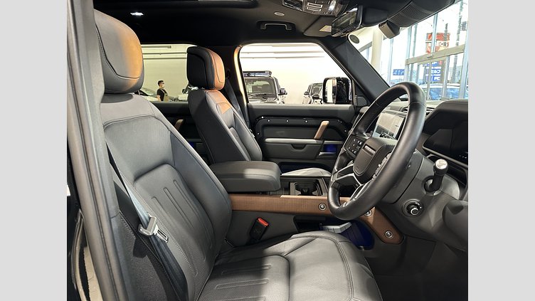 2023 認定中古車 Land Rover Defender 110 サントリーニブラック D300 AWD（AT） X