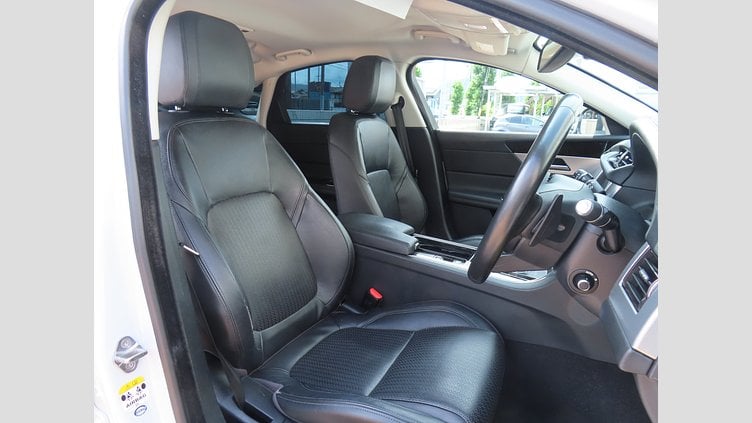 2015 認定中古車 Jaguar XF Yulong White 25T プレステージ