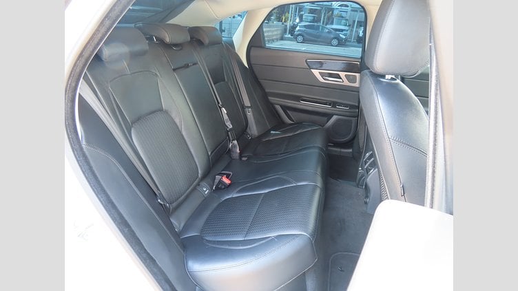 2015 認定中古車 Jaguar XF Yulong White 25T プレステージ