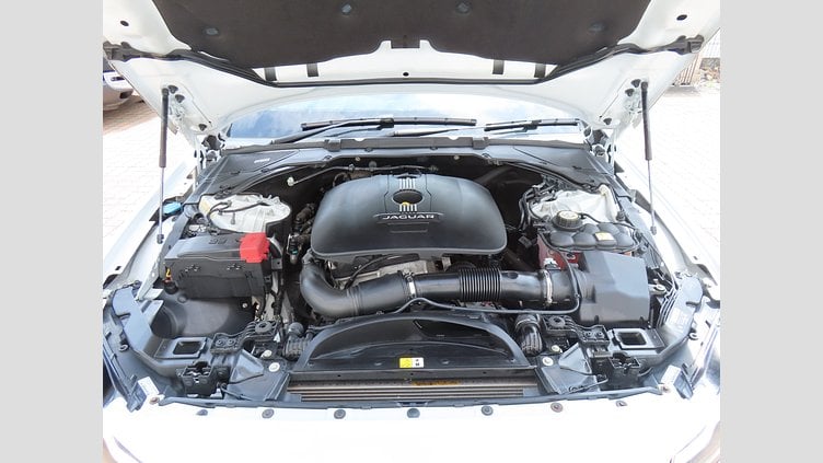 2015 認定中古車 Jaguar XF Yulong White 25T プレステージ