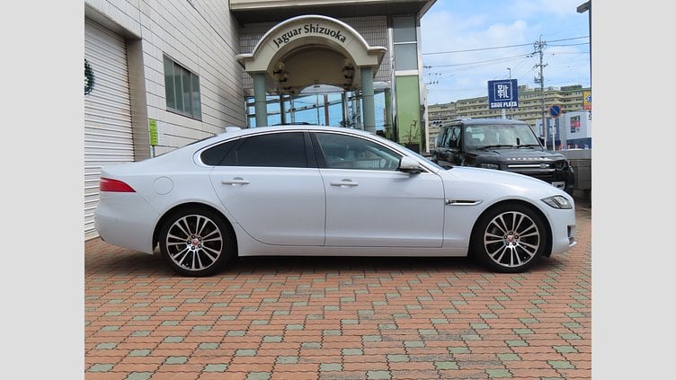 2015 認定中古車 Jaguar XF Yulong White 25T プレステージ