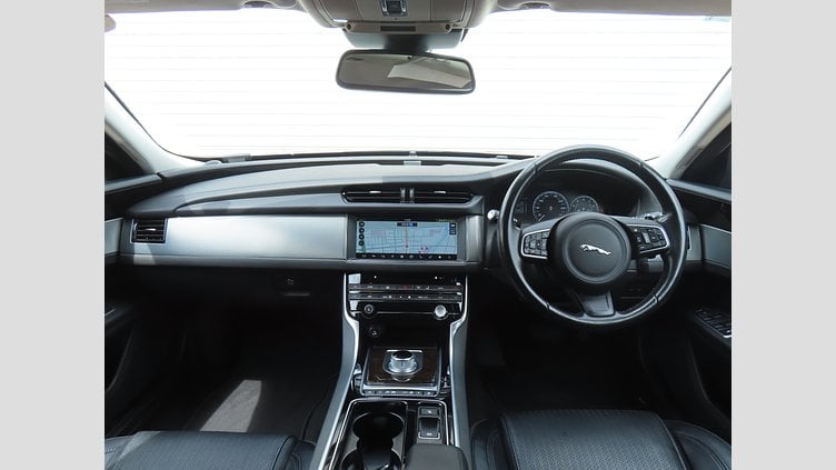 2015 認定中古車 Jaguar XF Yulong White 25T プレステージ