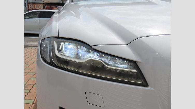 2015 認定中古車 Jaguar XF Yulong White 25T プレステージ