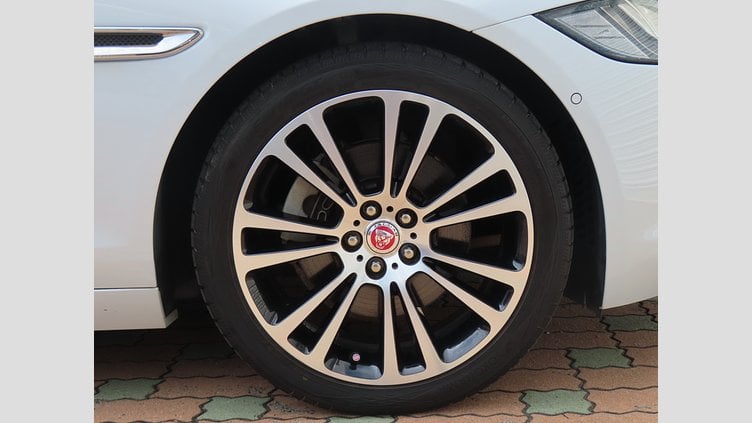 2015 認定中古車 Jaguar XF Yulong White 25T プレステージ
