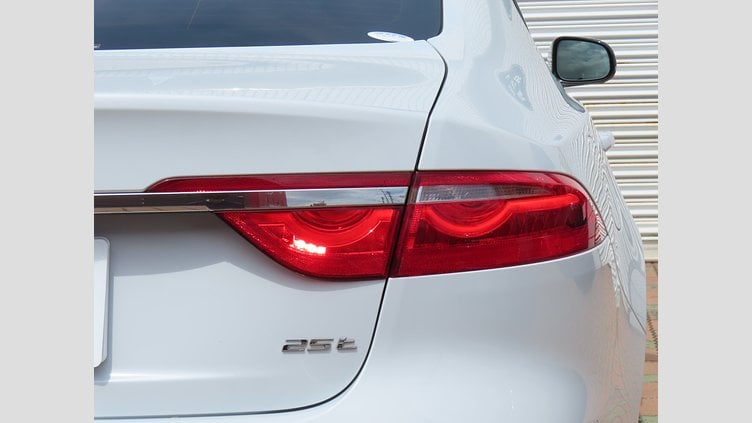 2015 認定中古車 Jaguar XF Yulong White 25T プレステージ