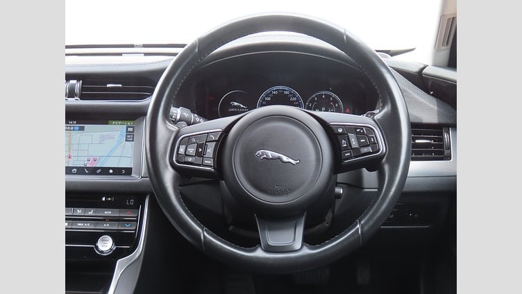 2015 認定中古車 Jaguar XF Yulong White 25T プレステージ