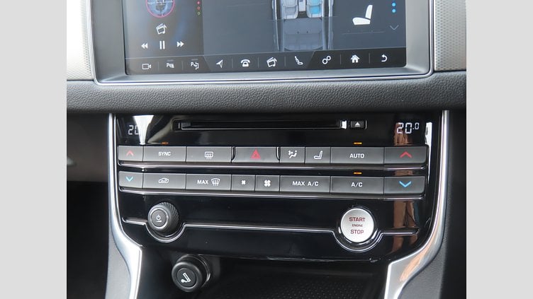 2015 認定中古車 Jaguar XF Yulong White 25T プレステージ