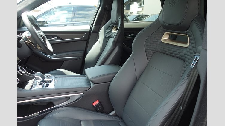 2022 認定中古車 Jaguar F-Pace フジホワイト P550 AWD（オートマチック） SVR