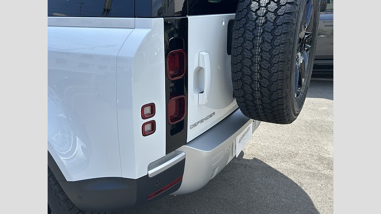 2024 認定中古車 Land Rover Defender 110 フジホワイト D350 ディーゼルマイルドハイブリッド S