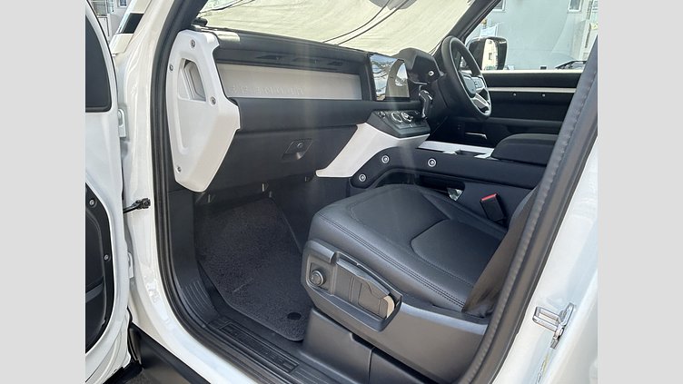 2024 認定中古車 Land Rover Defender 110 フジホワイト D350 ディーゼルマイルドハイブリッド S
