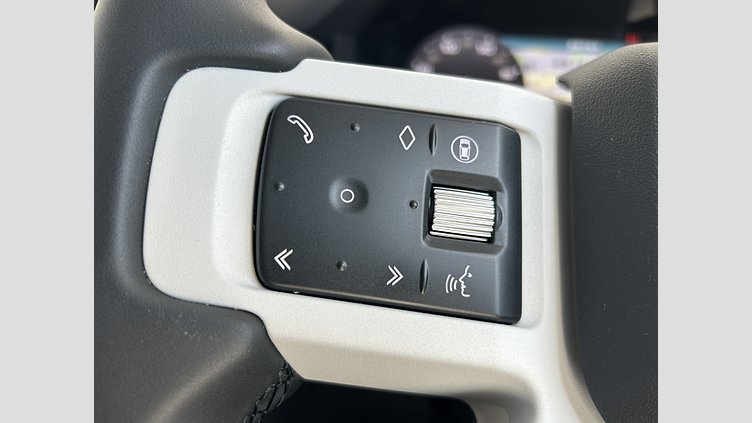 2024 認定中古車 Land Rover Defender 110 フジホワイト D350 ディーゼルマイルドハイブリッド S