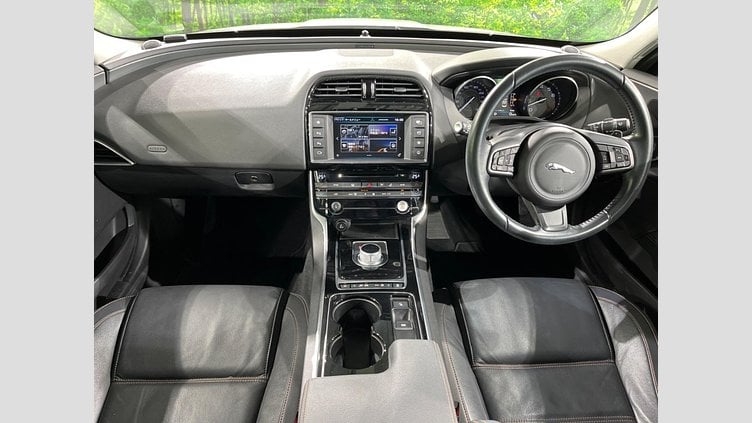 2015 認定中古車 Jaguar XE Yulong White 2WD プレステージ