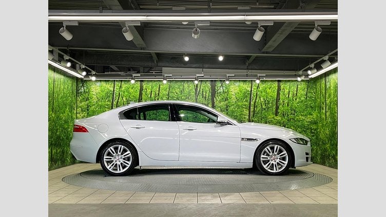 2015 認定中古車 Jaguar XE Yulong White 2WD プレステージ
