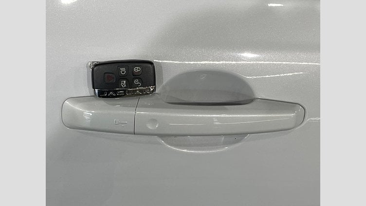 2015 認定中古車 Jaguar XE Yulong White 2WD プレステージ