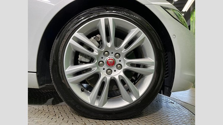 2015 認定中古車 Jaguar XE Yulong White 2WD プレステージ