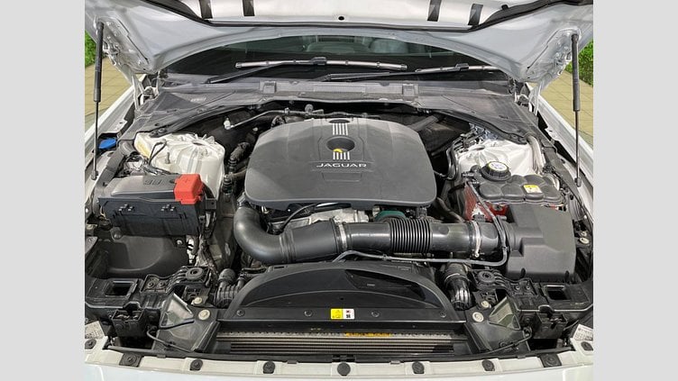 2015 認定中古車 Jaguar XE Yulong White 2WD プレステージ