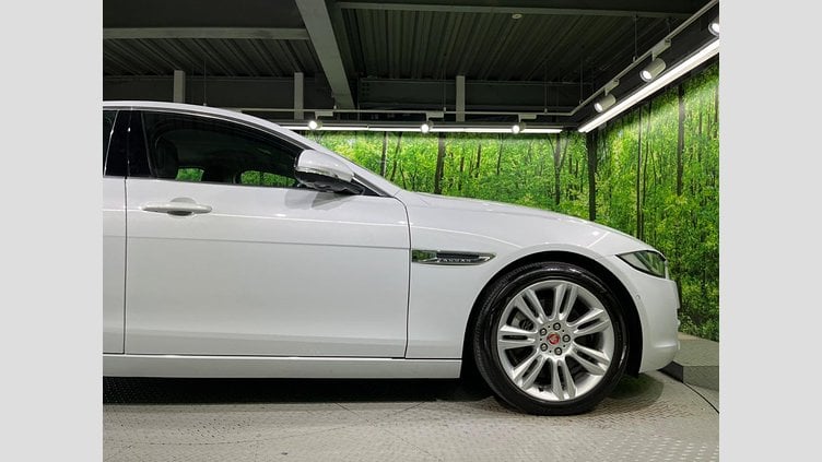 2015 認定中古車 Jaguar XE Yulong White 2WD プレステージ