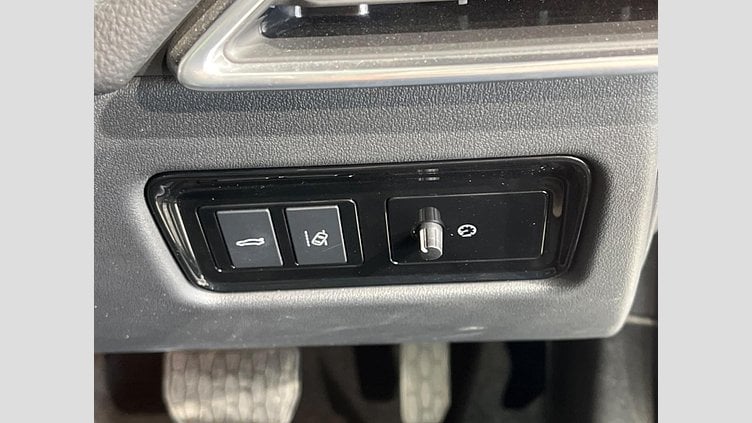 2015 認定中古車 Jaguar XE Yulong White 2WD プレステージ